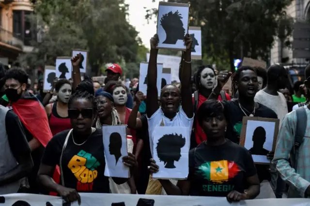 Pessoas negras durante protesto contra racismo