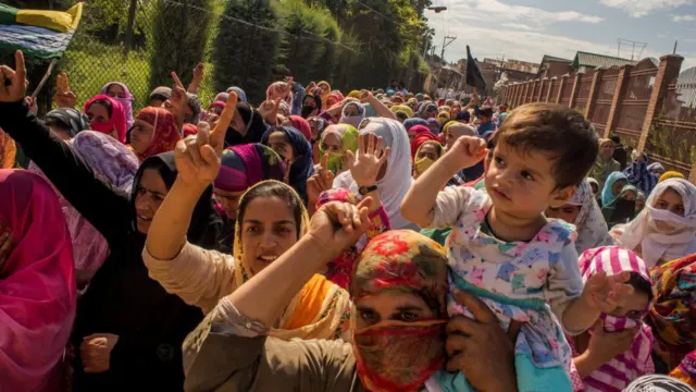 বিধিনিষেধ থাকার পরও সুযোগ পেলেই বিক্ষোভ করছেন কাশ্মীরিরা।