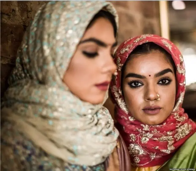 हिजाब आणि साडी यांच्या एकत्रीकरणातून तयार केलेला ड्रेस.