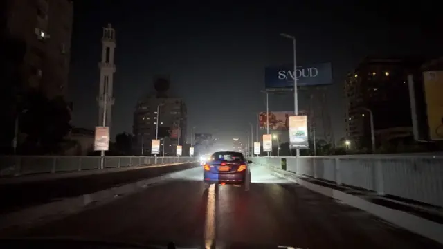 صورة لجزء من كوبري السادس من أكتوبر وهو مظلم و خالي إلا من سيارة واحدة