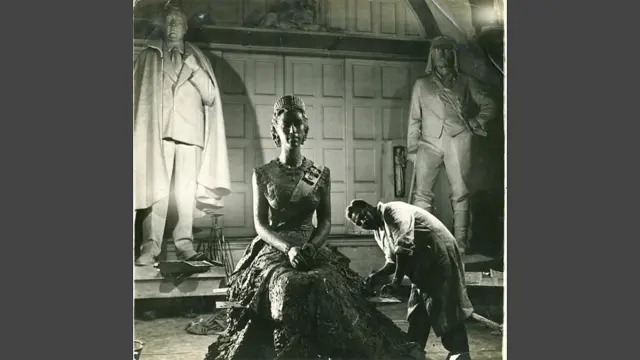 Ben Enwonwu dey work on scuplture of di Queen Elizabeth II