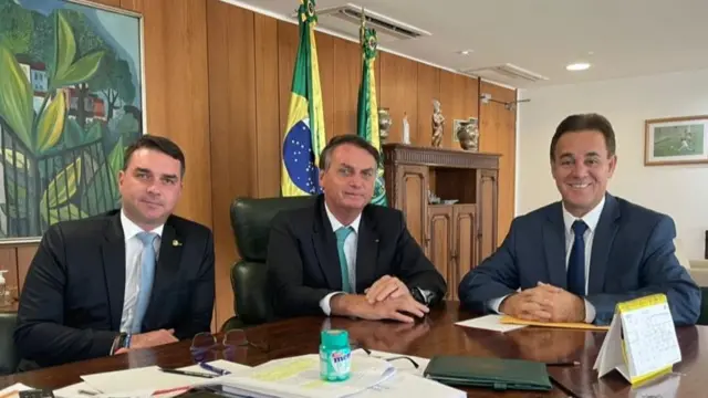 Flávio Bolsonaro, Jair Bolsonaro e Adilson Barroso