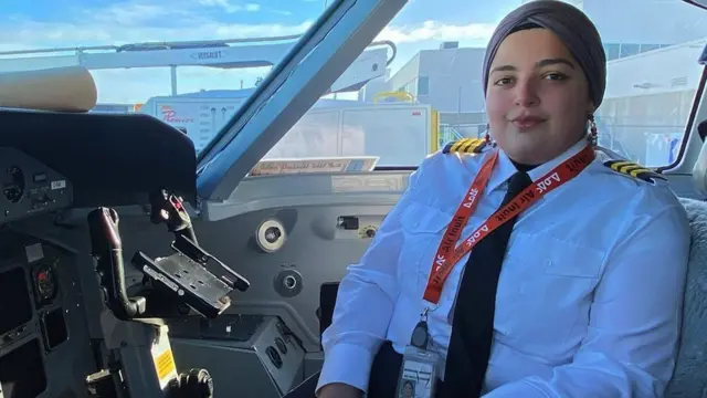 نور الطيارة داخل قمرة القيادة