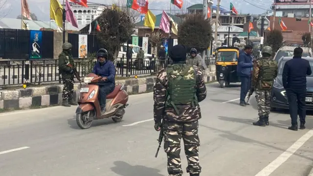 बक्शी स्टेडियम के बाहर जांच करते सुरक्षाकर्मी