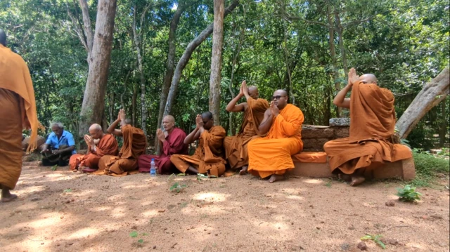 இரு சமயத்தினரும் மாற்றி மாற்றி கோஷஷங்களை எழுப்பி கொண்டனர்