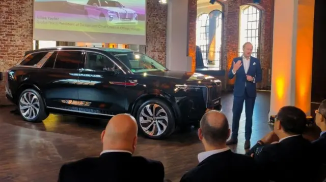 جایلز تیلور مدیر طراحی هونگچی در کنار شاسی‌بلند E-HS9