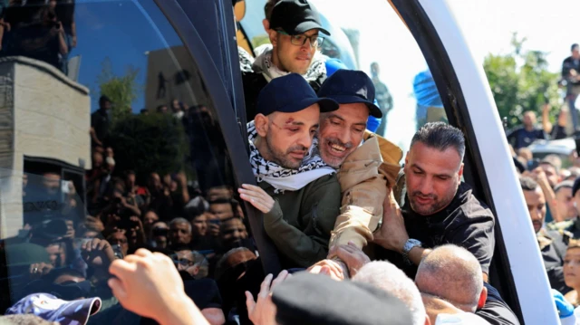 Tahanan Palestina disambut di Ramallah, di Tepi Barat yang diduduki Israel, 13 Oktober 2025.