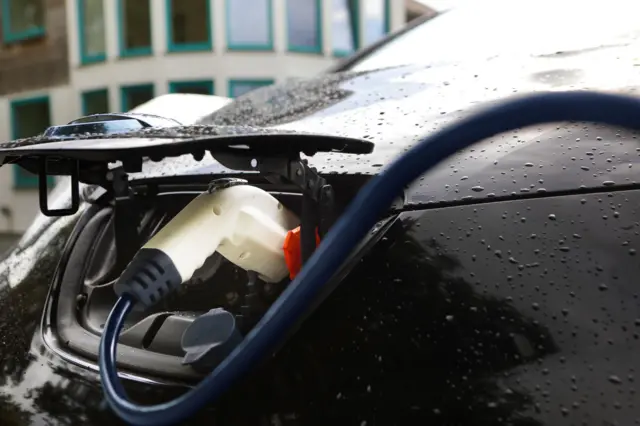 충전 중인 전기차