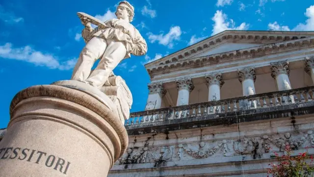 تمثال لـ "أليساندرو روسي"