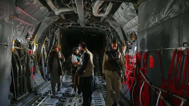 Di dalam pesawat yang digunakan militer Afghanistan.