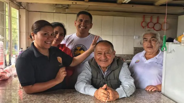 Carlos Sánchez, junto a su familia. (Foto: Eliot Stein)