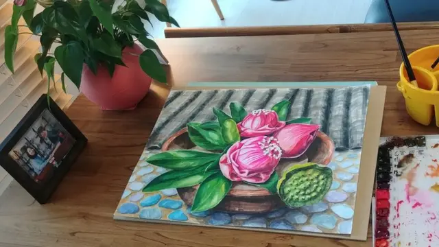 그는 요새 취미로 수채화를 배우고 있다