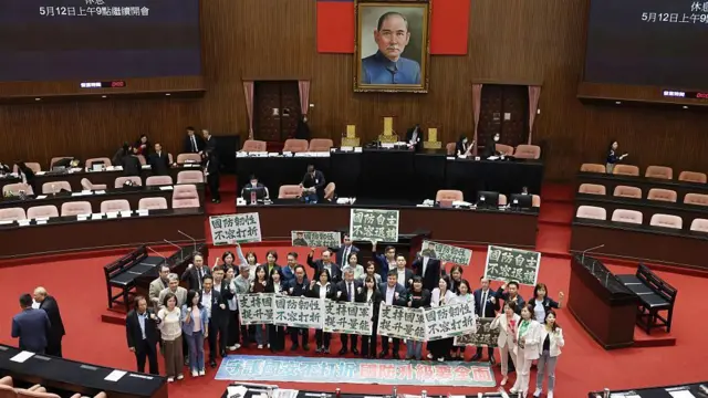 台灣執政黨民進黨在立法院舉起「國防韌性不可妥協」的抗議標語。此前，立法院於 2026 年 5 月 8 日在台北通過 250 億美元的國防支出法案。此舉凸顯民進黨對國防投入的堅持與警示。