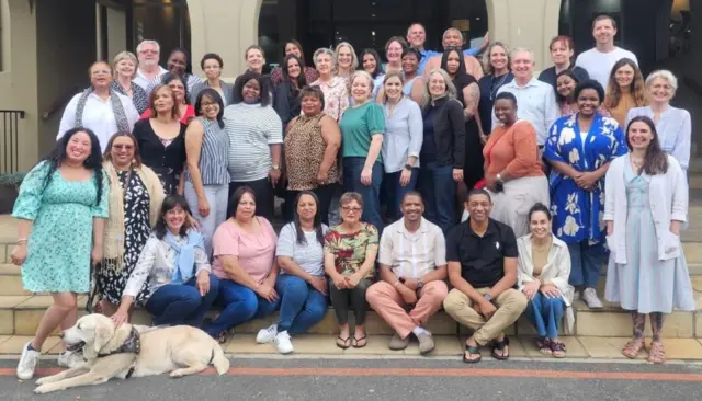 কেপটাউনের স্টেলেনবস বিশ্ববিদ্যালয়ের কাউন্সেলিং সেন্টারের সবাই দাঁড়িয়ে আছেন