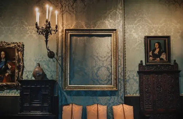 Sebuah bingkai kosong di Museum Isabella Stewart Gardner, Boston, setelah pencurian pada 1990.