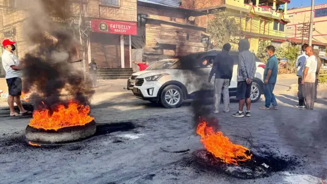 ਰਾਹ ਰੋਕਣ ਲਈ ਬਲਦੇ ਟਾਇਰ ਰੱਖੇ ਗਏ ਹਨ