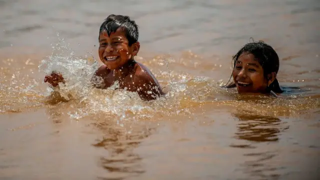 يُقيم الأطفال في جميع أنحاء العالم علاقات وثيقة، سواء مع الأصدقاء أو مع أفراد الأسرة