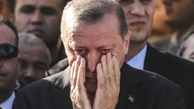 El presidente turco Erdogan dijo que podría reinstaurar la pena de muerte en Turquía.