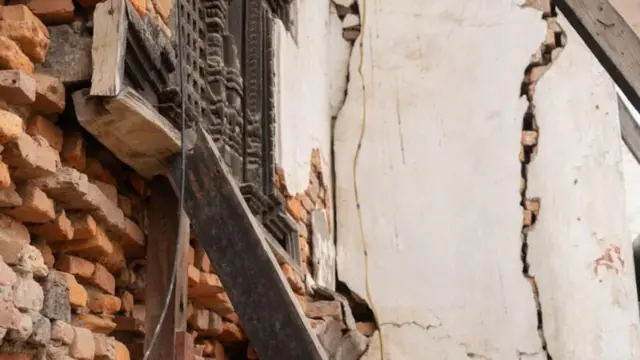 গত শুক্রবারের ভূমিকম্পে বিভিন্ন এলাকায় ভবন হেলে পড়া ও দেয়ালে ফাটলের ঘটনায় অনেকে আতঙ্কিত হয়ে পড়েছেন