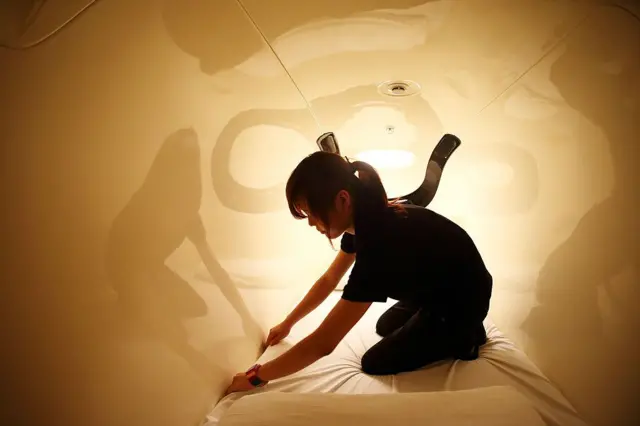 Ukuran tempat tidur di dalam unit hotel kapsul Nine Hours, Jepang.