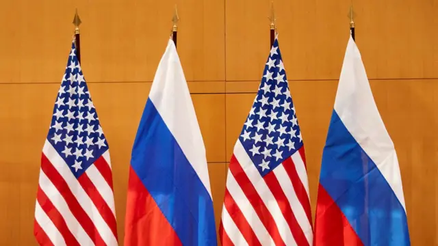 Флаги США и России на переговорах в Женеве