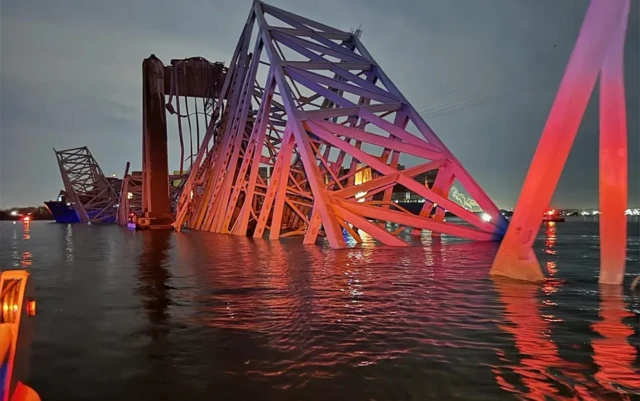 Partes da ponte sob a água