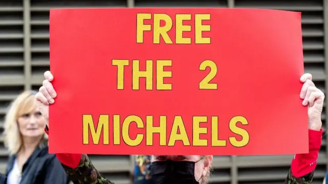 Участница шествия в Оттаве за освобождение двух арестованных в Китае канадцев