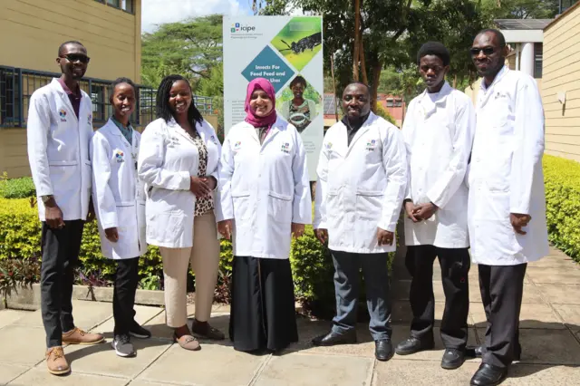 Une photo des sept personnes qui ont participé à l'étude de recherche. Elles sont toutes debout, portent des blouses blanches et regardent droit dans l'objectif. Il y a 3 femmes et 4 hommes sur la photo.