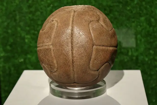 كرة مباراة كأس العالم الأولى، التي أقيمت في أوروغواي عام 1930، معروضة في معرض 