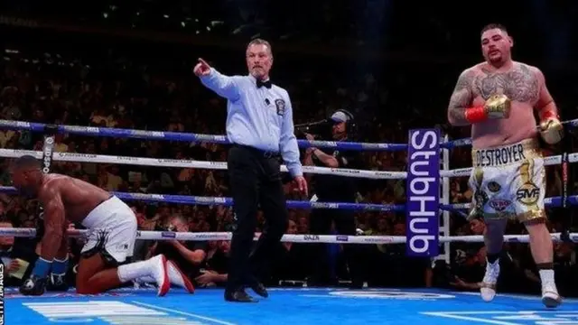 Bingwa mpya wa ndondi katika uzani mzito duniani Andy Ruiz akimsubiri Joshua kusimama baada ya kumrambisha sakafu mara nne