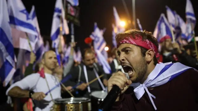 तेल अवीवमध्ये निदर्शनं करणारे नागरीक