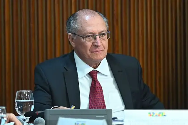 Alckmin com olhar compenetrado, sentado em sala