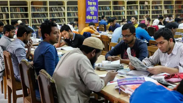 زوار لمكتبة