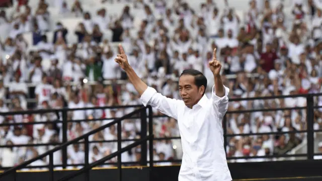 Capres nomor urut 01 Joko Widodo tiba di atas panggung saat menghadiri Konser Putih Bersatu #BarengJokowi di Stadion Utama Gelora Bung Karno, Senayan, Jakarta, Sabtu (13/04/2019).