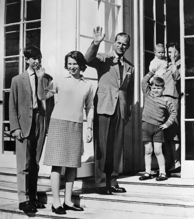 Принц Чарльз, принцесса Анна, принц Эндрю и принц Эдвард с родителями