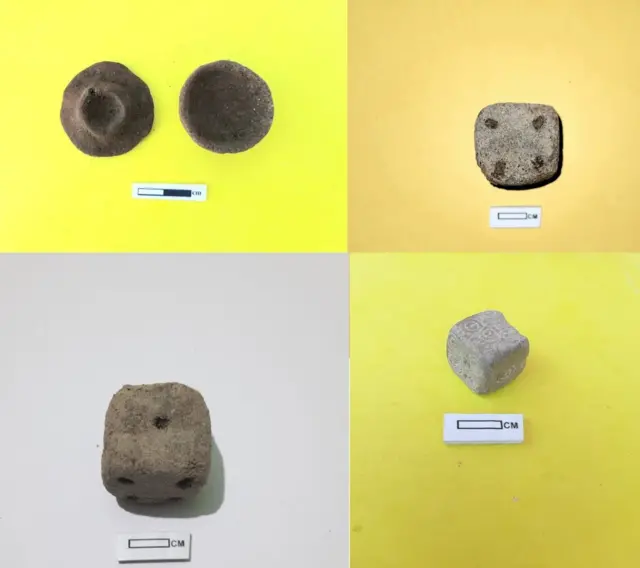 கீழடி அகழாய்வில் கிடைத்த தாயக் கட்டைகள். அப்பகுதி மக்களுக்கு ஓய்வு நேரம் இருந்திருப்பதையே விளையாட்டுப் பொருட்கள் காட்டுகின்றன.