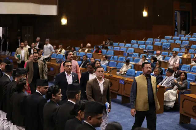 भिजिट भिसा प्रकरणमा छानबिनको माग गर्दै रास्वपाले संसद अवरोध गर्दै आएको छ