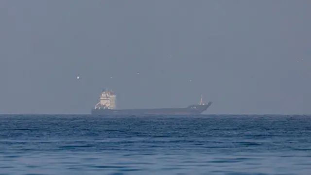 डोनाल्ड ट्रम्प यांनी दावा केला की, पाकिस्तानचे झेंडे लावलेल्या 8 जहाजांना इराणनं होर्मुझच्या सामुद्रधुनीतून जाण्यास परवानगी दिली.