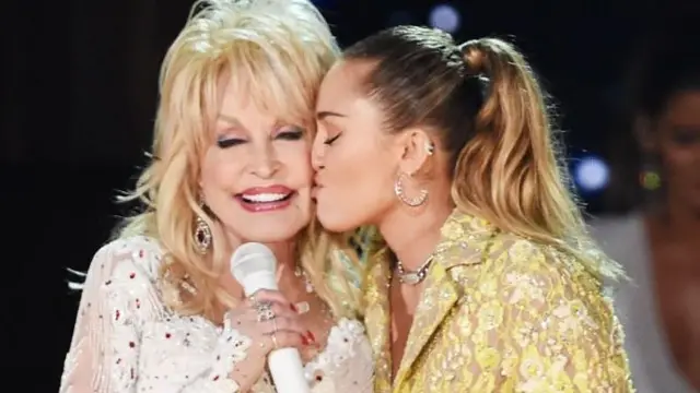 La cantante y actriz Miley Cyrus, ahijada de Dolly, escribió en sus redes sociales: "No puedo creer que acabemos de perder al alma más pura. Descansa en gloria, Dolly. Tengo el corazón destrozado".