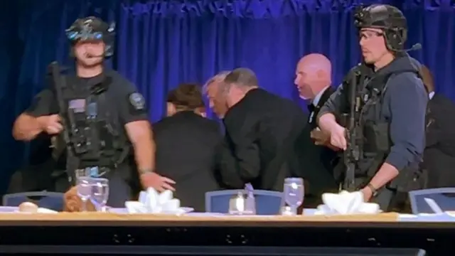 துப்பாக்கிச் சூடு சத்தம் கேட்டதும் ரகசிய சேவை அதிகாரிகள் அதிபரை சுற்றி ஒரு மனித கேடயத்தை அமைத்தனர்