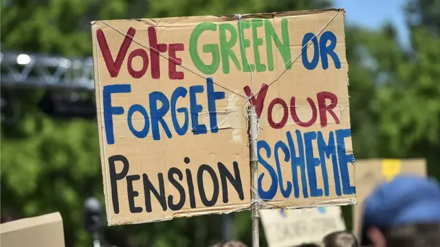 Cartaz com a frasepko pokerstarsinglês: "vote Green or forget your pension scheme"