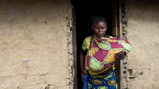 Baada ya chanjo kuwasilishwa katika vituo vya afya vijijini, mtoto Zawidi aliye na umri wa miezi tisa atapata chanjo yake ya kwanza.