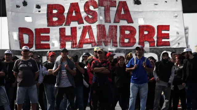 Pessoas fazem protesto contra a miséria na Argentina