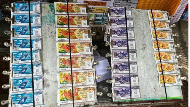 Billets de loterie affichés dans un magasin au bord de la route à Thiruvananthapuram, Kerala, le 12 mai 2022