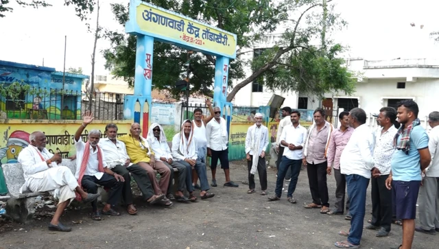 कळमेश्वर तालुक्यातील तोंडाखैरी गावातील ग्रामस्थ