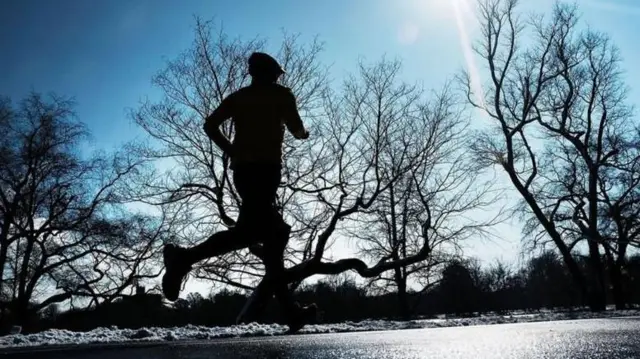 شخص يمارس رياضة العدو