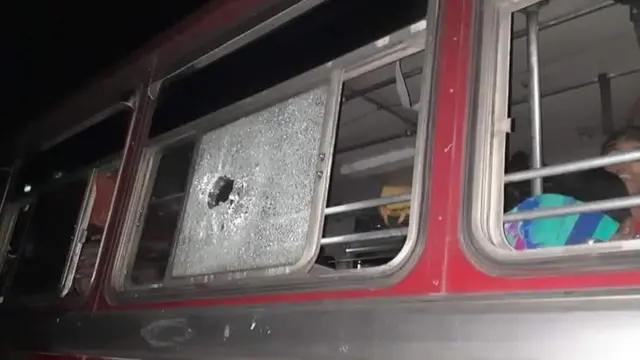 துப்பாக்கிச்சூட்டில் சேதமடைந்த பேருந்து