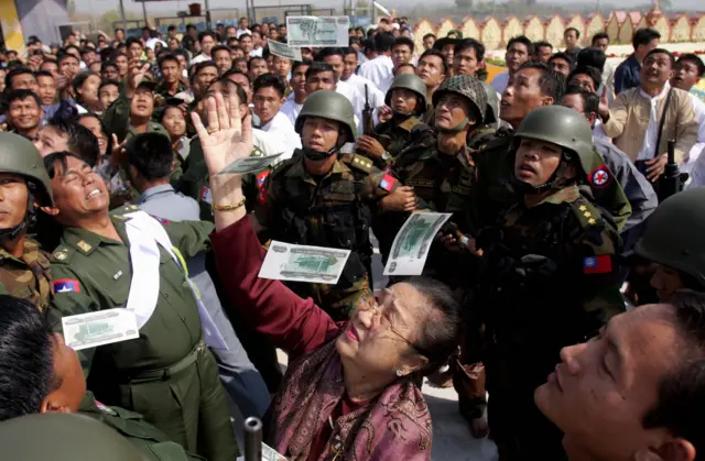 ဥပ္ပါတသန္တိစေတီတော် ထီးတင်ပွဲ