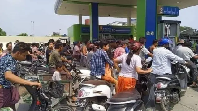 ชาวเมียนมารอเติมน้ำมันที่สถานีบริการแห่งหนึ่ง