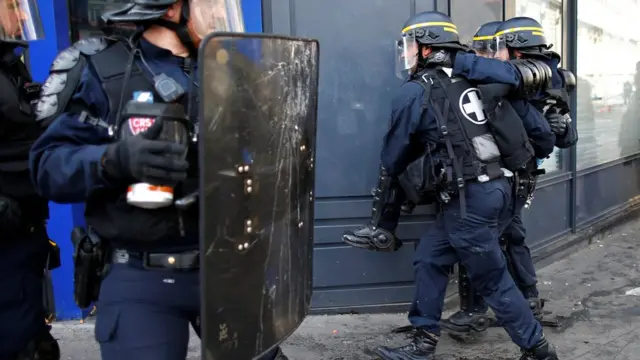 巴黎悼念刘少尧集会现场附近一名受伤防暴警察被同袍抬走（2/4/2017）